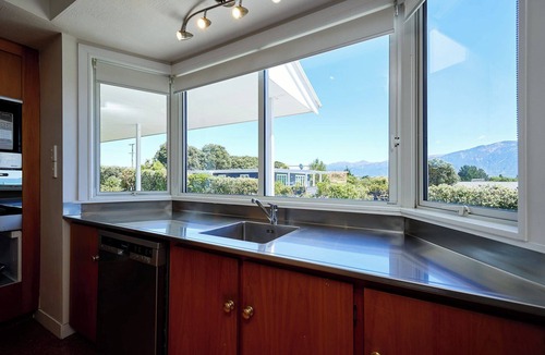 Kaikoura House | Ocean & Mountain Views | Spacious Home