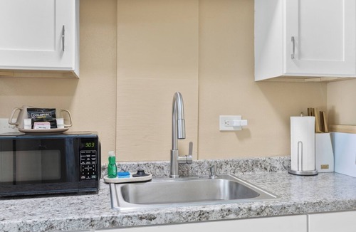 Keaukaha Condo | Ocean View 1BR Balcony Near Beaches and Downtown