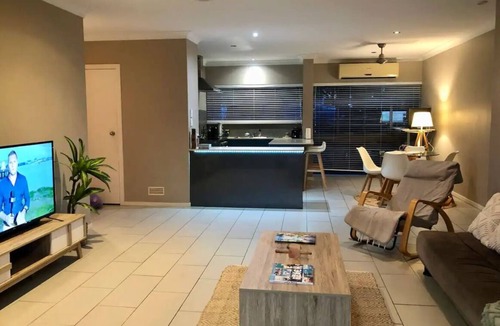 Cannonvale Apartment | OCEAN VIEW - 2 bedroom with A/C, Wi-Fi in peaceful Cannonvale