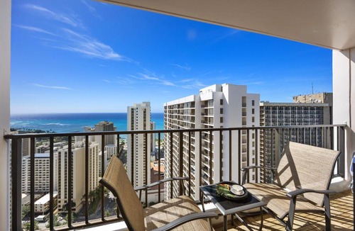 Waikiki Apartment | Ocean-view 36th floor lanai with pool & parking