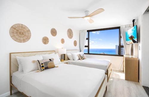 Waikiki Apartment | Ocean-view 36th floor lanai with pool & parking