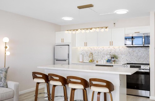 Waikiki Apartment | Ocean-view 36th floor lanai with pool & parking