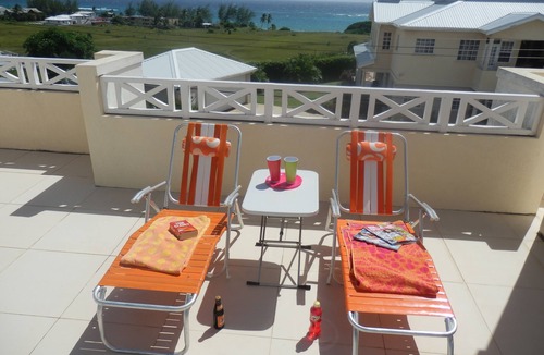 Green Garden Apartment | Ocean view apartment with plunge pools on roof terrace, 3mins drive to the beach