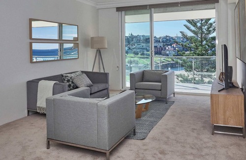 Bronte Apartment | Ocean View Apartment with a Stroll to Bronte Beach