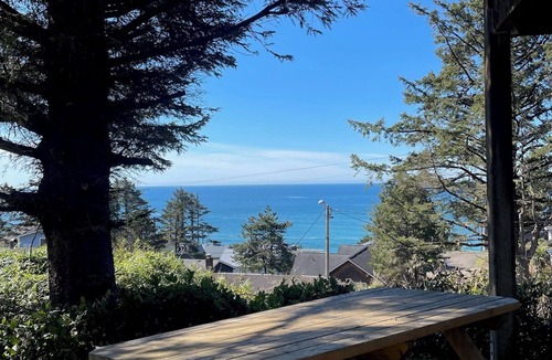 Oceanside Apartment | ocean view, backyard w/fire pit, 5 min walk to cafes/beach, dogs welcome