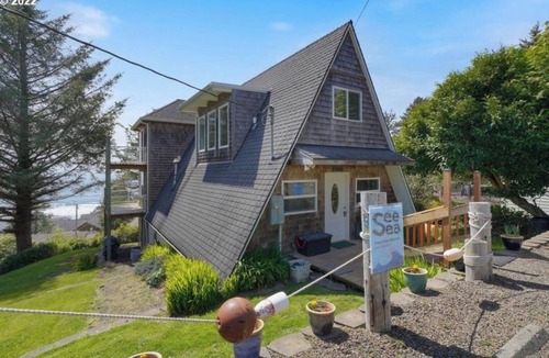 Oceanside Apartment | ocean view, backyard w/fire pit, 5 min walk to cafes/beach, dogs welcome