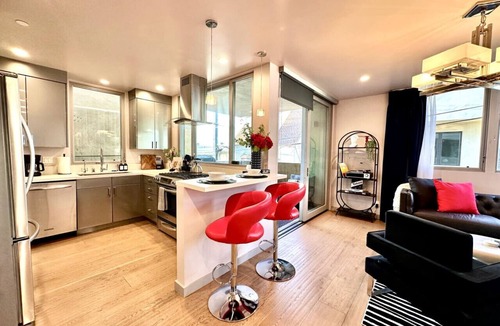 The Strand Apartment | Ocean View Balcony, BBQ, 4 Min Walk to Beach
