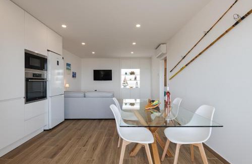 Carcavelos Apartment | Ocean View Balcony Carcavelos Beach 2-min Walk, AC