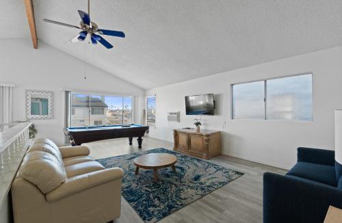 Silver Strand Apartment | Ocean View Beach Stay w Pool Table & Bikes