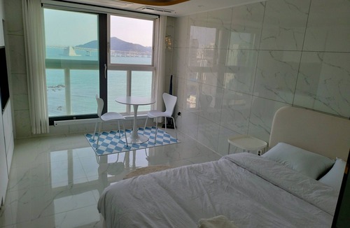Suyeong-Gu Apartment | Ocean View - Charming 1-bedroom apartment with AC and WiFi in enchanting Busan