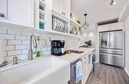 Waikiki Condo | Ocean-view corner suite w/pool & parking