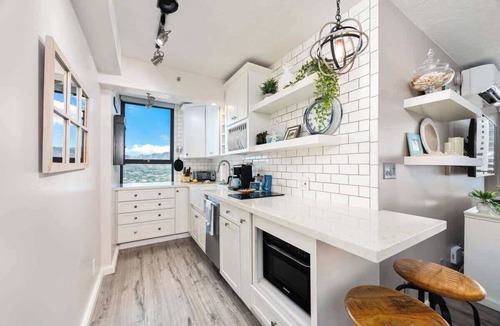 Waikiki Condo | Ocean-view corner suite w/pool & parking