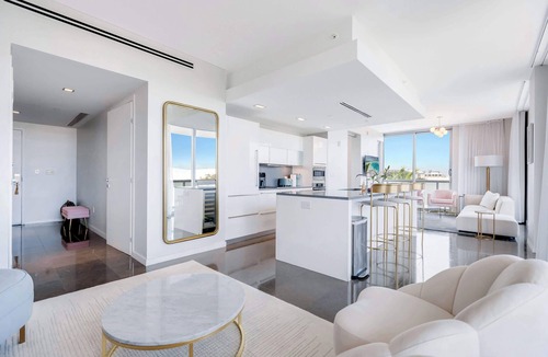 City Center Apartment | Ocean View Elegance | Rooftop Pool, Beach Access