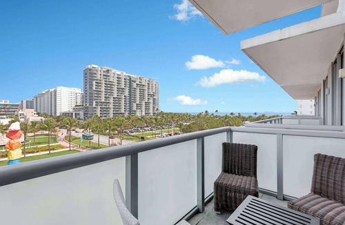 City Center Apartment | Ocean View Elegance | Rooftop Pool, Beach Access
