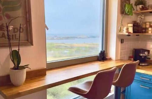 Newhaven Condo | Ocean view flat with cozy vibes