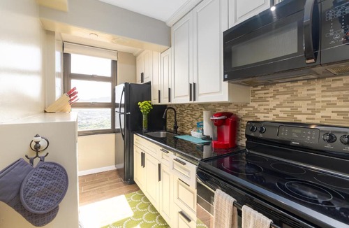 Waikiki Apartment | Ocean view high-floor condo with lanai & beach access