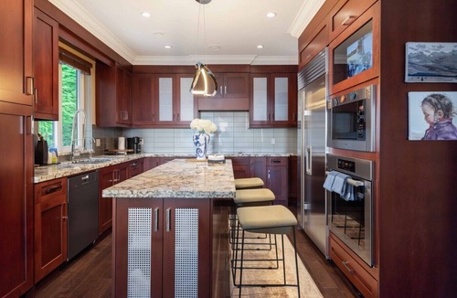 Dundarave House | Ocean View House with A/C – Quiet & Scenic Escape
