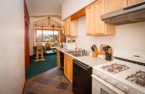 Mendocino Apartment | Ocean View King Suite in Mendocino Village with Free Wi-Fi and Jacuzzi Bathtub