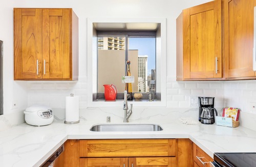 Waikiki Condo | Ocean View Paradise Escape at Waikiki Beach Tower Near Shops & Restaurants