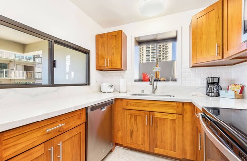 Waikiki Condo | Ocean View Paradise Escape at Waikiki Beach Tower Near Shops & Restaurants