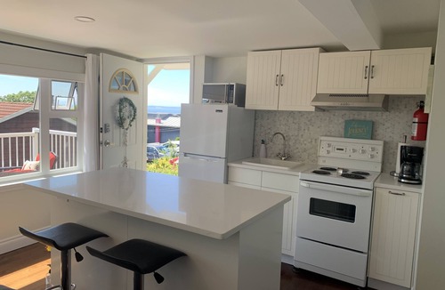 White Rock Apartment | Ocean view quiet modern and cozy. Close to the beach.
