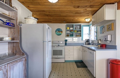 Pacific Beach Cottage | Ocean View Retreat with Hot Tub