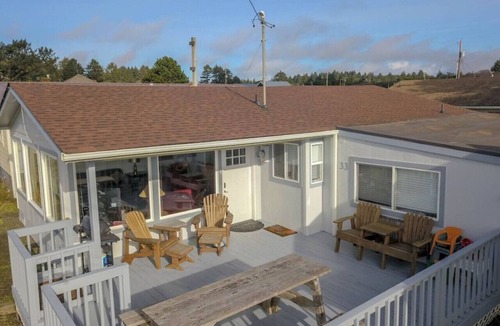 Pacific Beach Cottage | Ocean View Retreat with Hot Tub