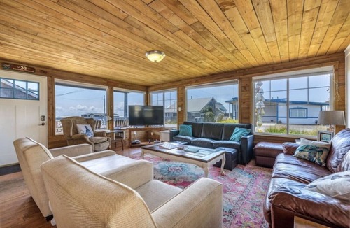 Pacific Beach Cottage | Ocean View Retreat with Hot Tub