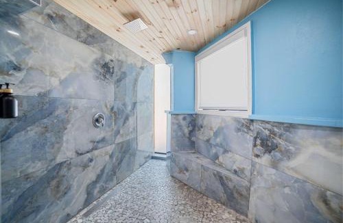 Long Beach Estates Apartment | Ocean View Room at Barnacle Resort