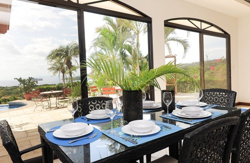 Coco House | Ocean View Single Story House with Private Infinity Pool. 10 min walk to Beach