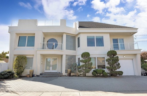 Lido Beach Villa | Ocean view Spacious 5-bedroom villa with heated pool jacuzzi & private beach