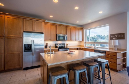 Gleneden Beach House | Ocean View, Steps to Sandy Beach! Hot Tub! Dog Friendly!