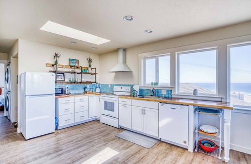 Newport House | Ocean-View, Upper-Level Guest House Near Nye Beach with a Hot Tub