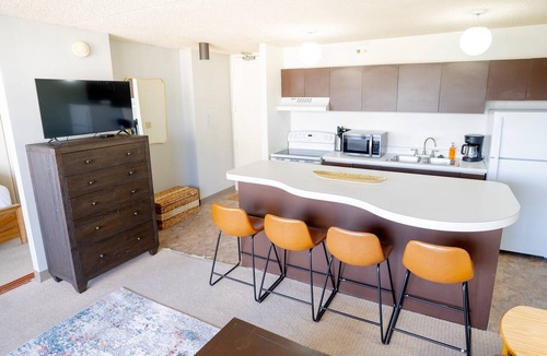 Waikiki Apartment | Ocean-View Waikiki Condo – 26th Floor, 2 Queens, Free Parking
