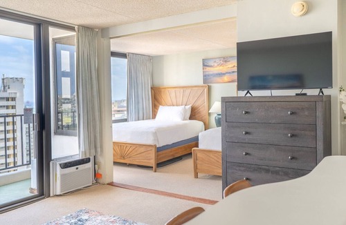 Waikiki Apartment | Ocean-View Waikiki Condo – 26th Floor, 2 Queens, Free Parking