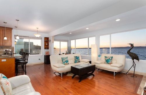 Des Moines House | Ocean View with Amazing Sunsets! 3BR over the Puget Sound