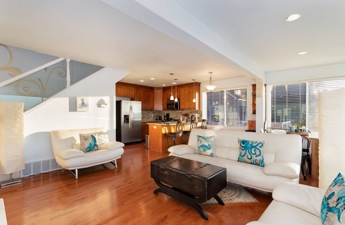 Des Moines House | Ocean View with Amazing Sunsets! 3BR over the Puget Sound