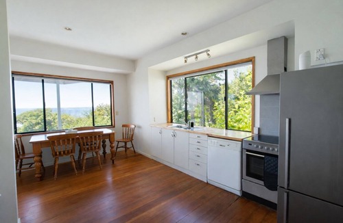 Collingwood House | Ocean Views Across the Beach in Collingwood