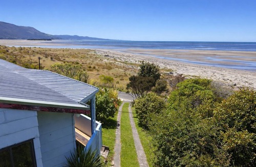 Collingwood House | Ocean Views Across the Beach in Collingwood
