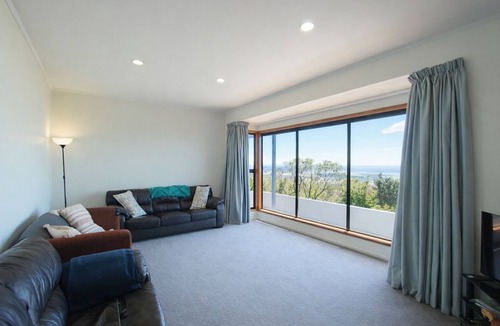 Collingwood House | Ocean Views Across the Beach in Collingwood