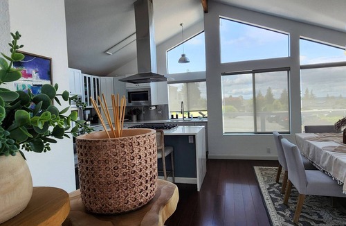 Boulevard Bluffs House | Ocean Views +EZ Ferry to San Juan Islands