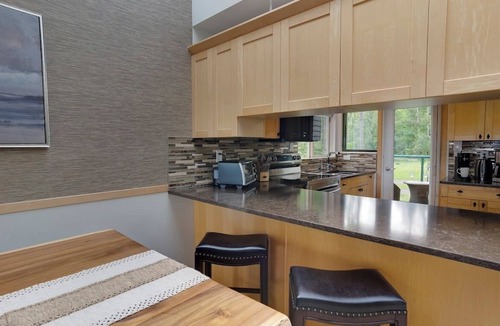 North Oyster Condo | Ocean views, heated pool and private beach on Vancouver Island. Inn of the Sea!