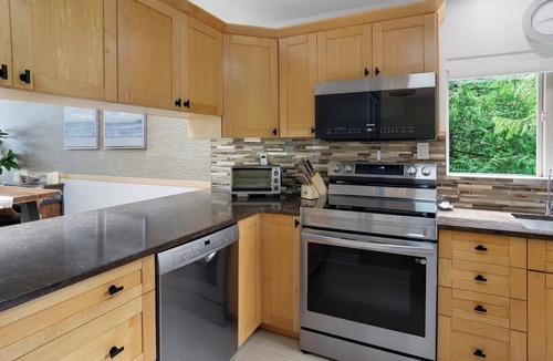 North Oyster Condo | Ocean views, heated pool and private beach on Vancouver Island. Inn of the Sea!