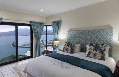 Mountainside Apartment | 'Ocean Views', Modern, Spacious Home, 3 En-suite Bedrooms