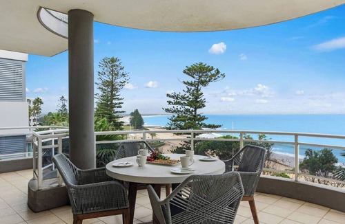 Wollongong CBD Apartment | Ocean Vista Escape A Lofty Beachfront Penthouse