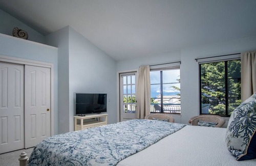 Lighthouse District Condo | Ocean Wave A - Monterey Condo - Oceanview Cannery Row