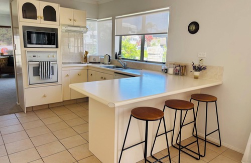 Omanu House | Oceanbeach Holiday Home with private beach access!