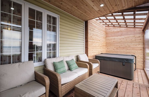Cavendish Cottage | Oceanfront Boutique Retreat~Hot Tub~4 Season Patio