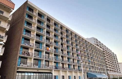 Northeast Virginia Beach Condo | Oceanfront 1-bedroom condo in Virginia Beach with Kitchen, Balcony, Pool, WiFi