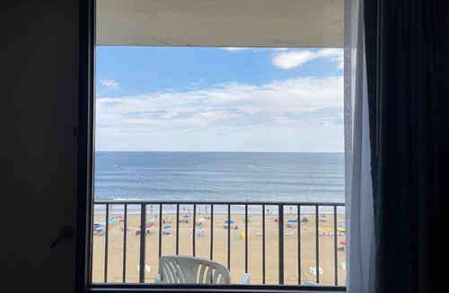 Northeast Virginia Beach Condo | Oceanfront 1-bedroom condo in Virginia Beach with Kitchen, Balcony, Pool, WiFi